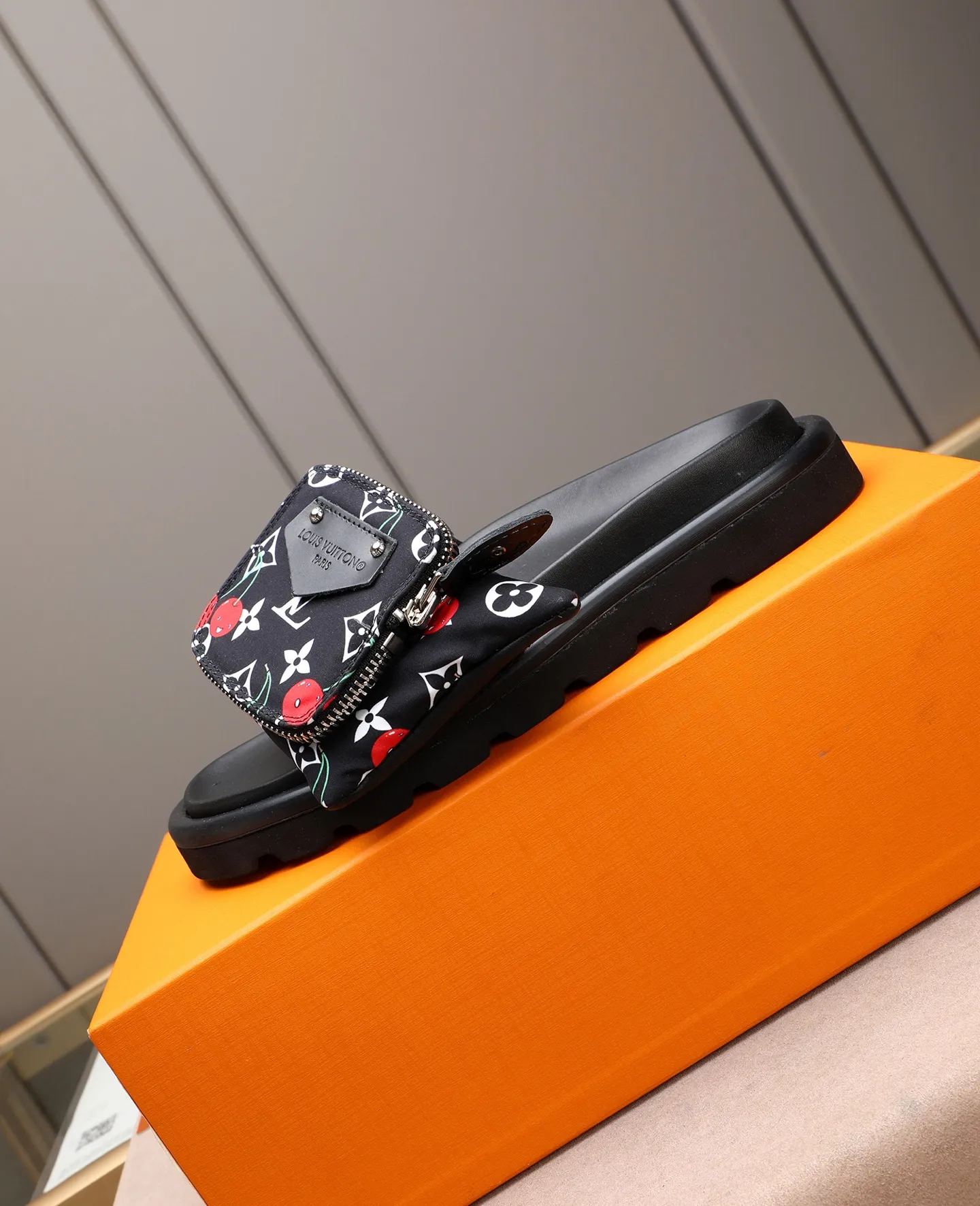 PP400 couple model with drawer box [LOUIS VUITTON] Louis Vuitton, the latest LV official website printed wallet and men's and women's slippers🔥🔥🔥 are now on the market. The drawer box is packed with cloth bags and cards. The upper pattern looks very soft and waxy, and it is a super versatile leg slimming tool. Fabric: Imported denim/down silk cotton embossed, official website pattern printing, lining: water-dyed sheepskin down filling, comfortable to wear, feet: high elastic PU water table. Sole: foam sole, heel height: about 5cm. Size 35-46, 35, 45 and 46 are custom-made and cannot be returned or exchanged. Color: multiple colors available.